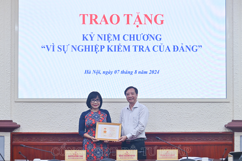 Bí thư Đảng uỷ, Thứ trưởng Bộ Đặng Hoàng Oanh nhận Kỷ niệm chương “Vì sự nghiệp kiểm tra của Đảng”